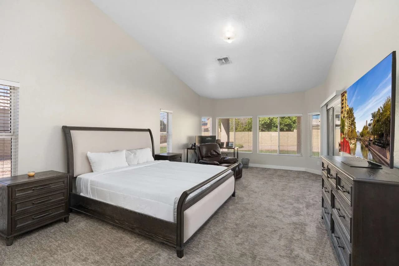 Expansive Four Bedroom Villa in Gilbert, Arizona photo 4