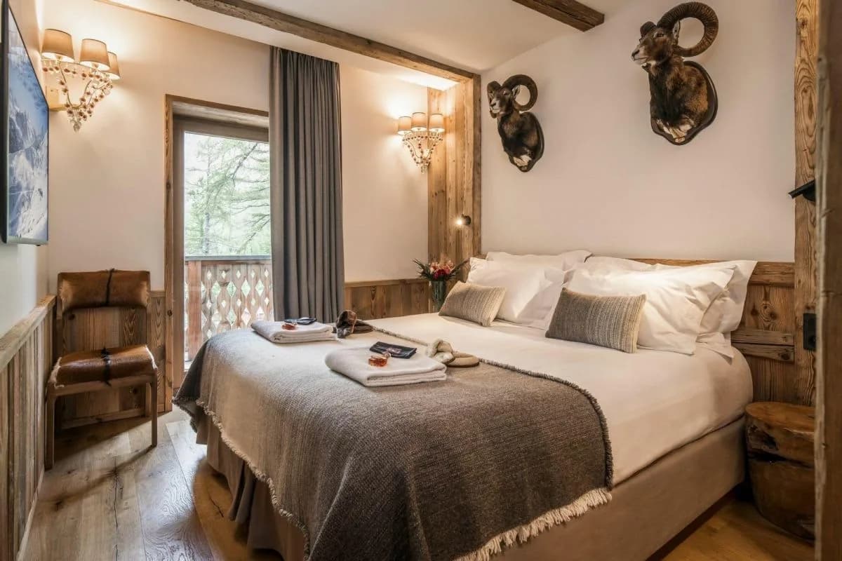 Peaceful Alpine Chalet With Outdoor Jacuzzi photo 3