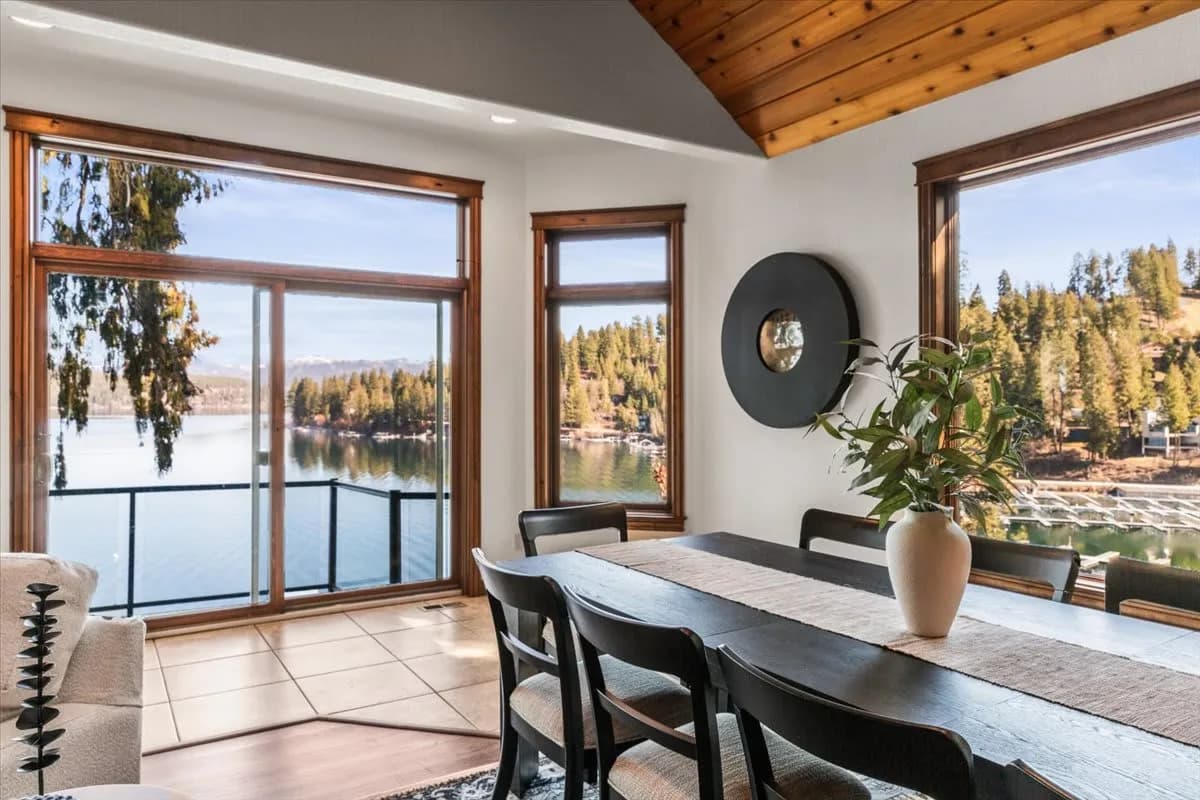 Lakefront Four Bedroom Villa in Coeur d'Alene Area