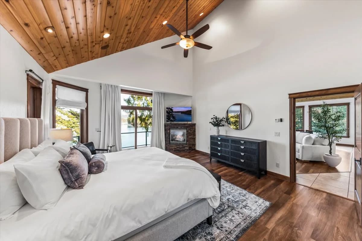 Lakefront Four Bedroom Villa in Coeur d'Alene Area photo 2