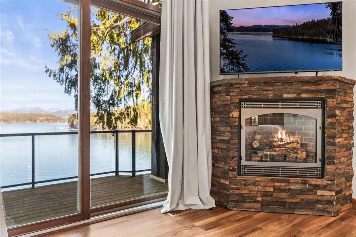 Lakefront Four Bedroom Villa in Coeur d'Alene Area photo 3