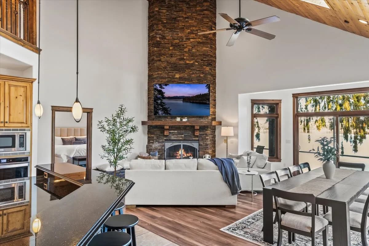 Lakefront Four Bedroom Villa in Coeur d'Alene Area photo 4