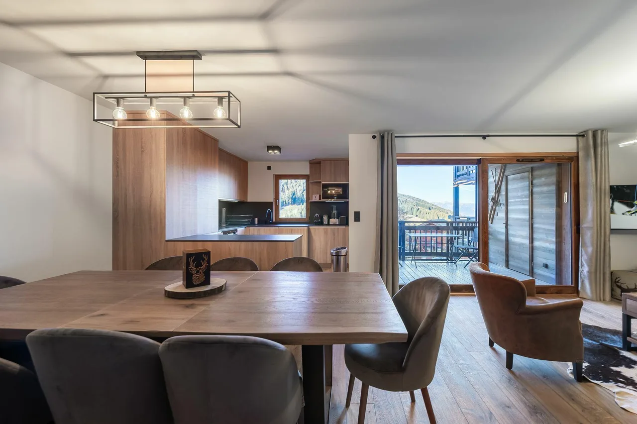Elegant Ski Apartment In Central Courchevel photo 4