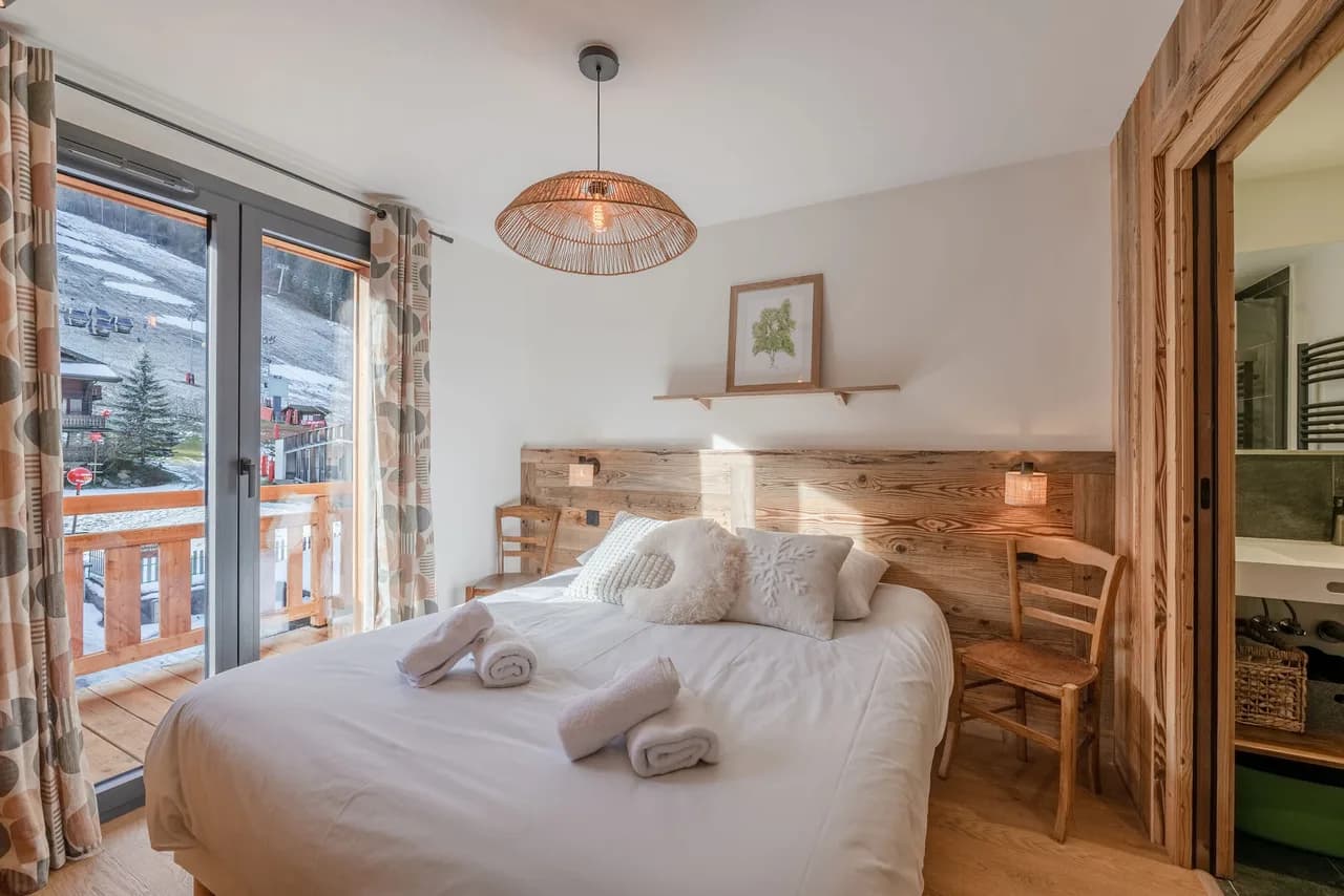 Bright Contemporary Apartment With Mountain Charm photo 2