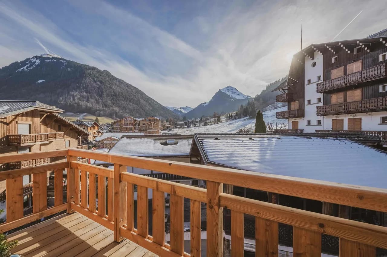 Bright Contemporary Apartment With Mountain Charm photo 3