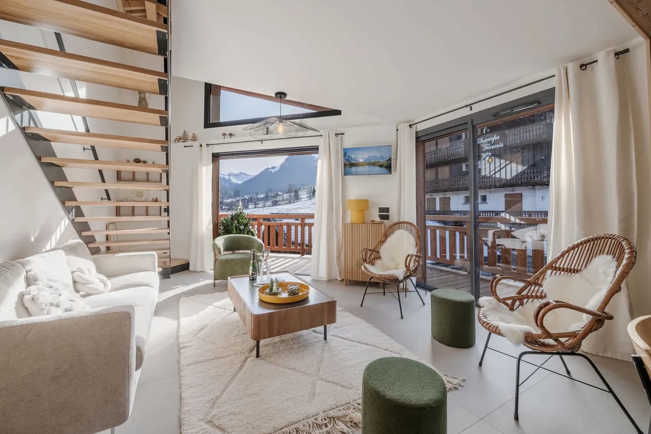 Bright Contemporary Apartment With Mountain Charm photo 4