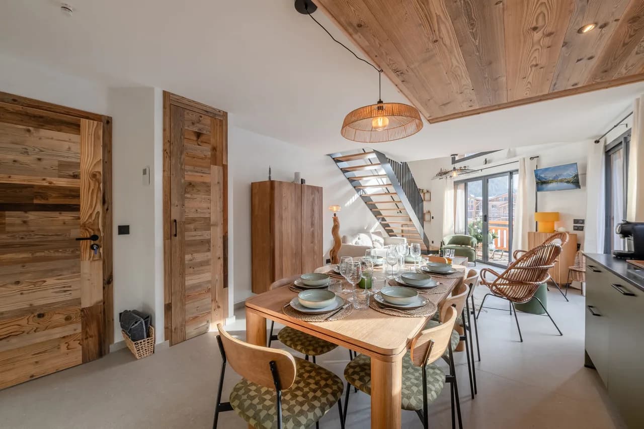Bright Contemporary Apartment With Mountain Charm photo 5