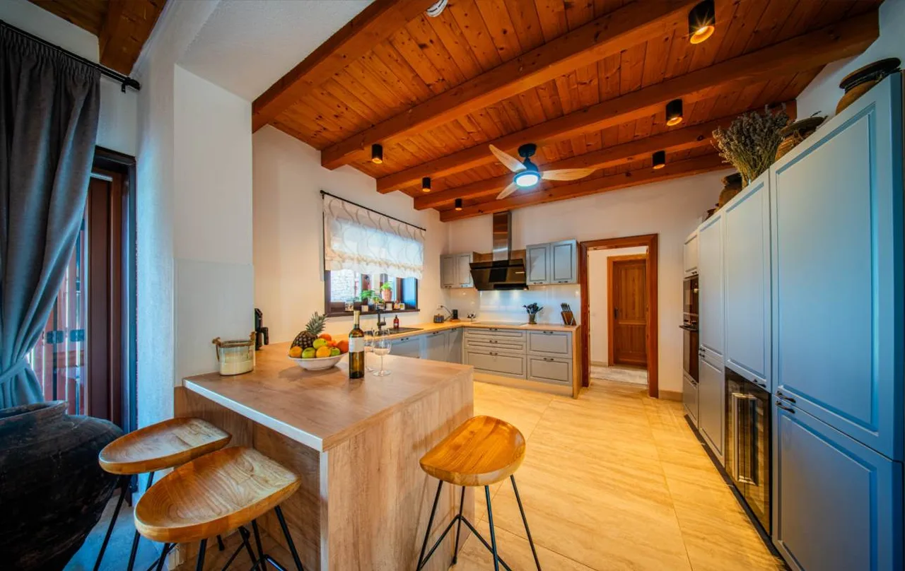 Elegant Secluded Retreat With Heated Pool photo 2