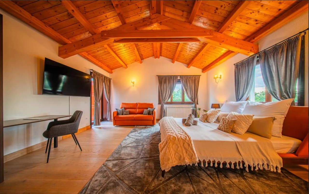 Elegant Secluded Retreat With Heated Pool photo 4