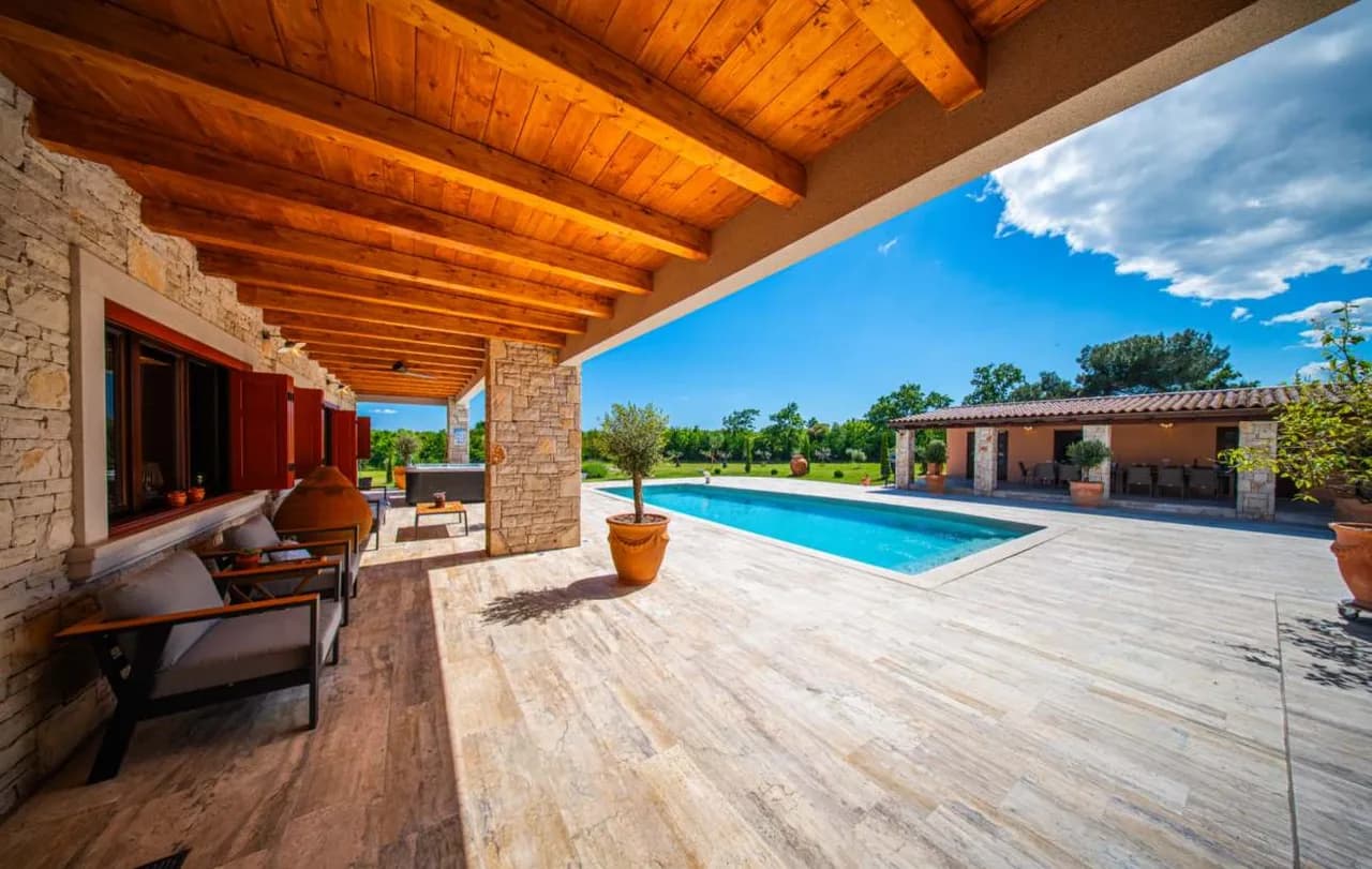 Elegant Secluded Retreat With Heated Pool photo 5