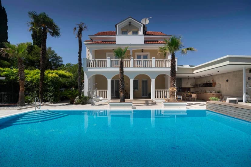 Exclusive Coastal Estate With Private Pool