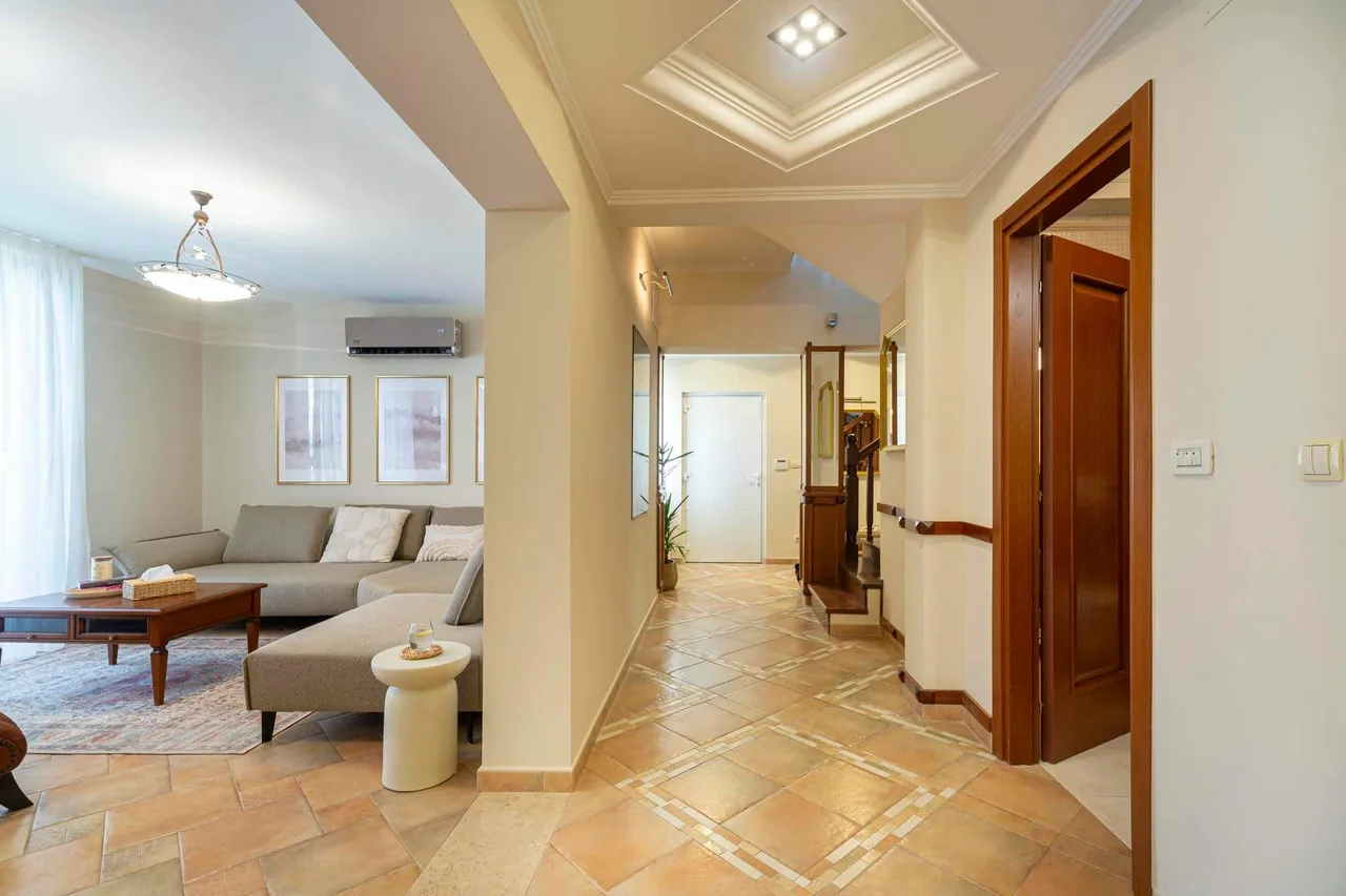 Exclusive Coastal Estate With Private Pool photo 5