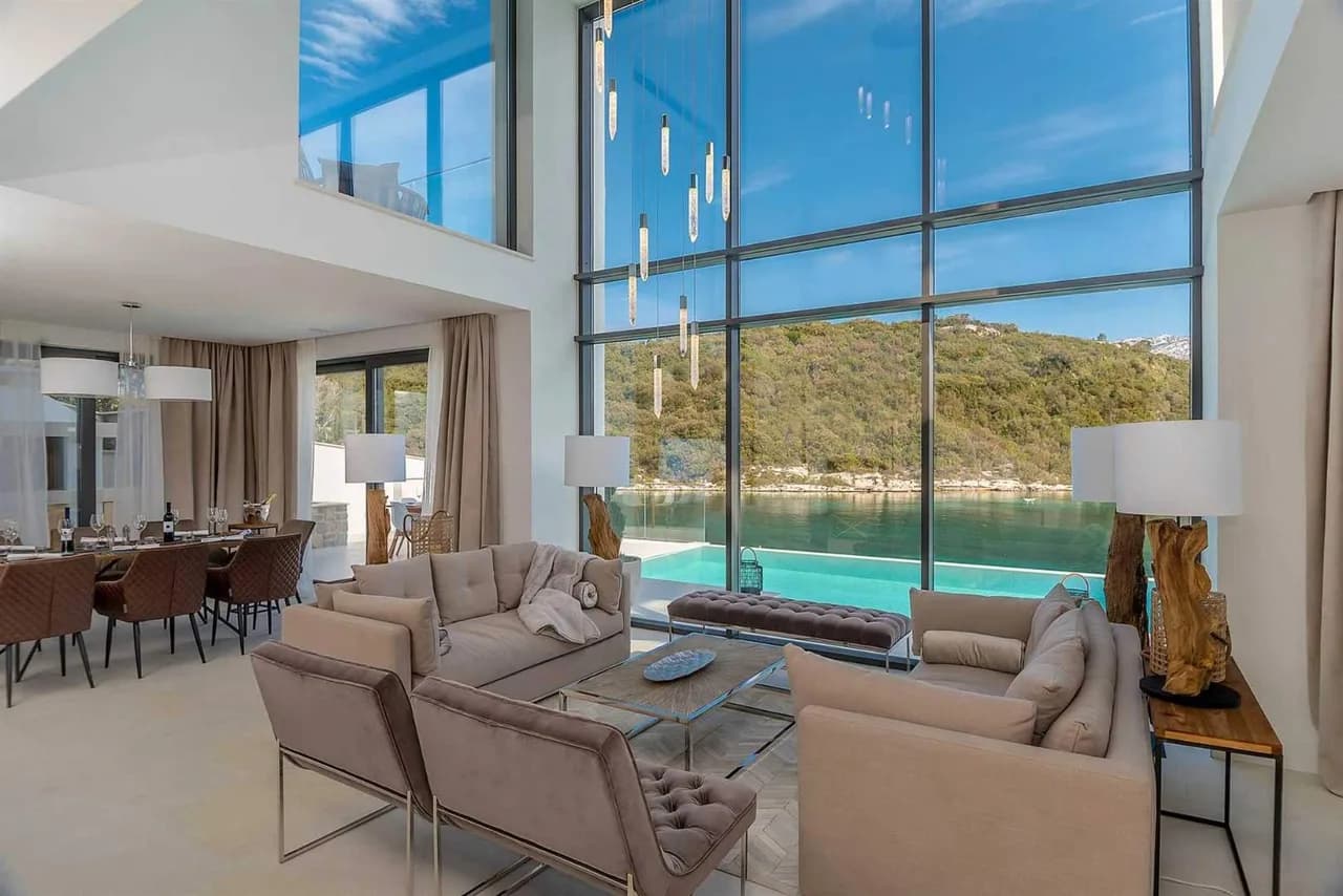 Modern Luxury Villa Overlooking the Bay photo 3