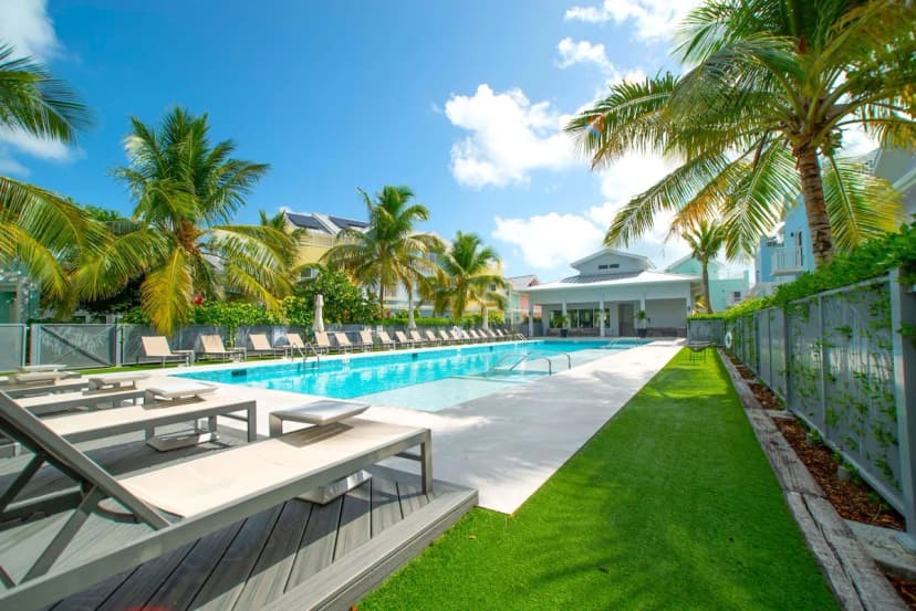 The Meadows Luxury 3 Bdrm Townhouse with Pool and Gym