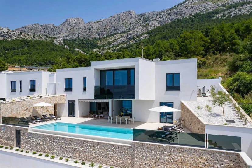 Seafront Luxury Retreat With Sauna
