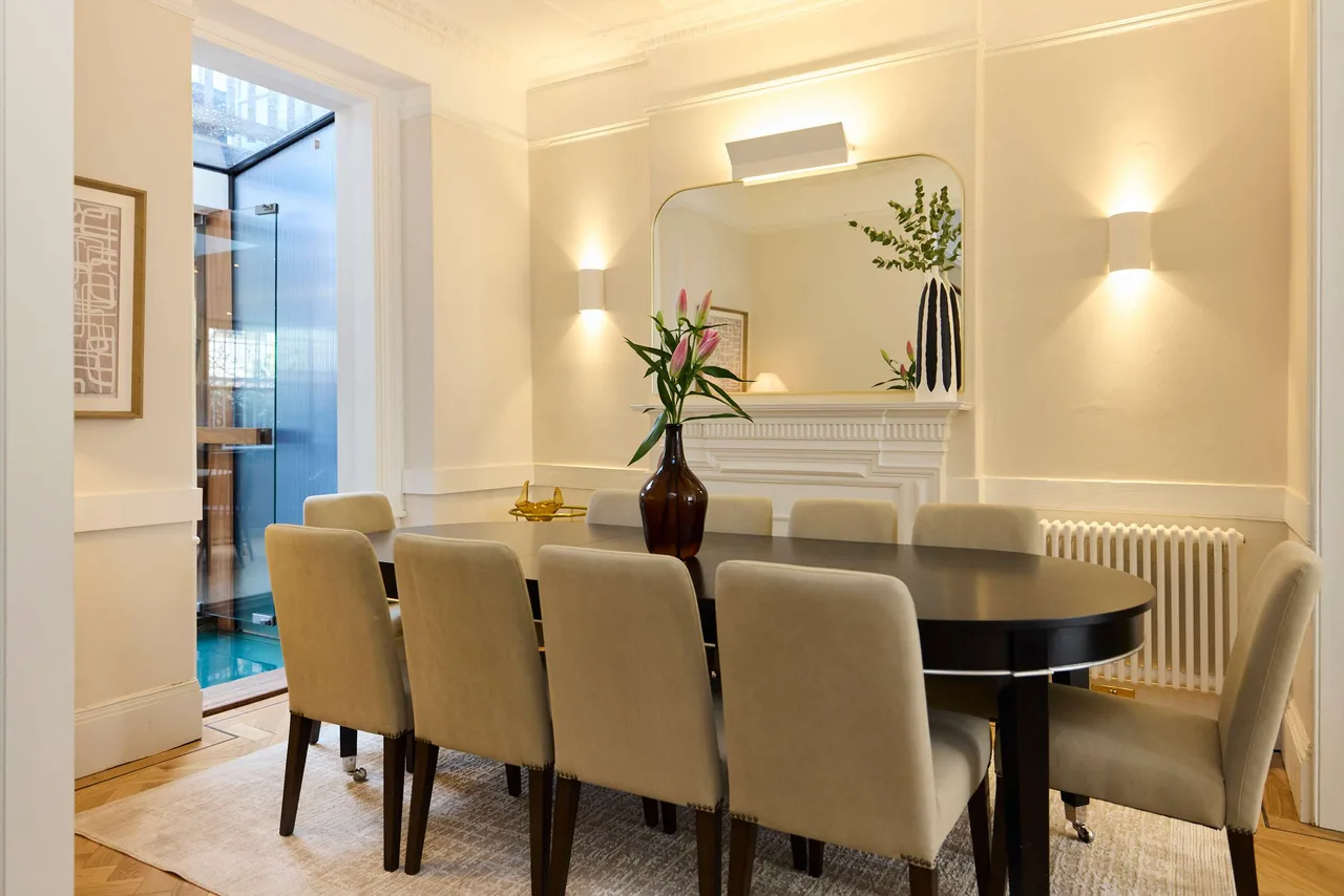 Elegant Five-Bedroom House in West London photo 3