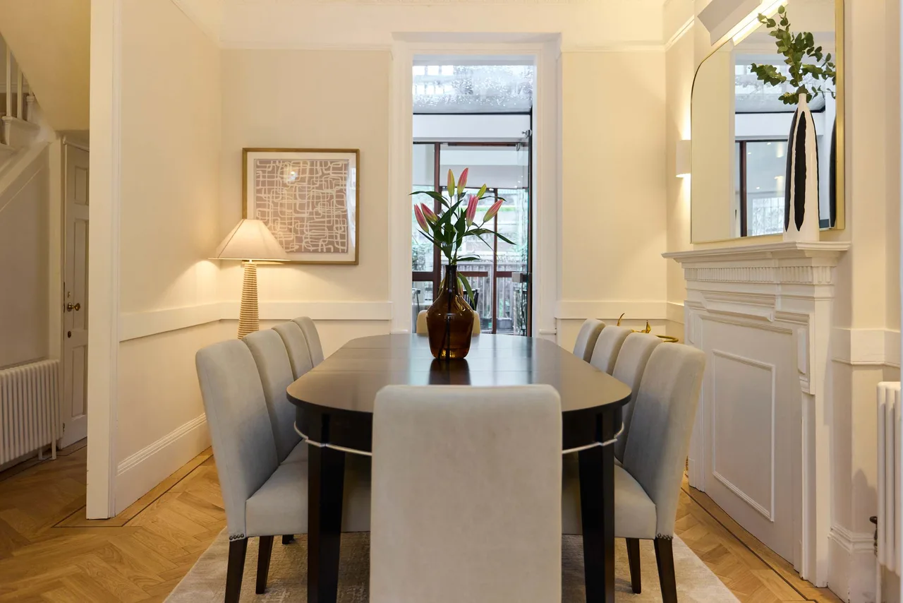 Elegant Five-Bedroom House in West London photo 4