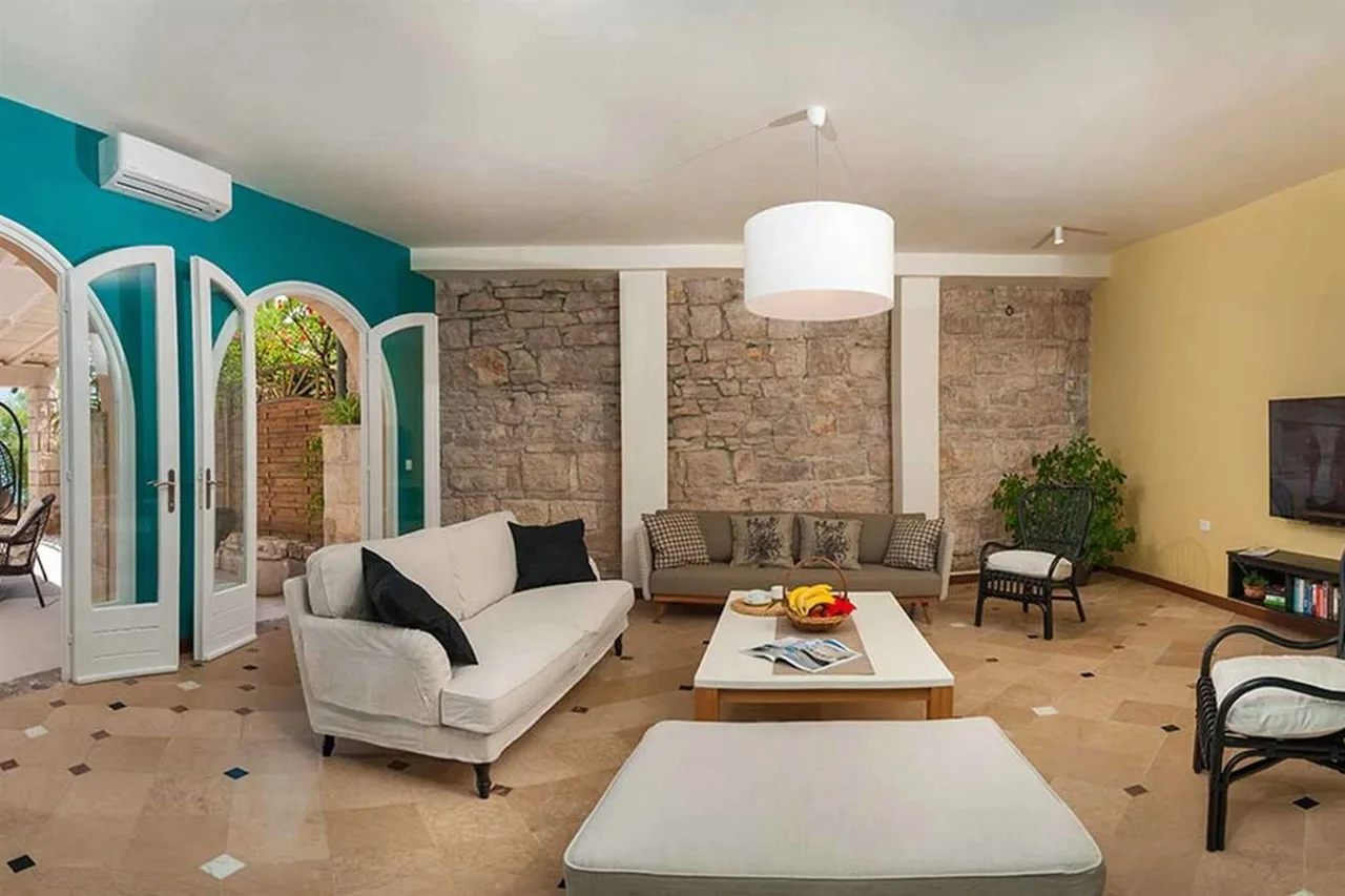 Seafront Villa With Pool And Views photo 2