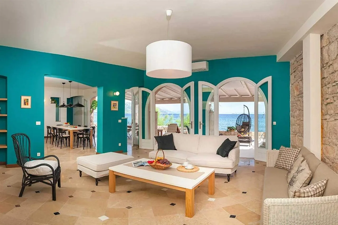 Seafront Villa With Pool And Views photo 3