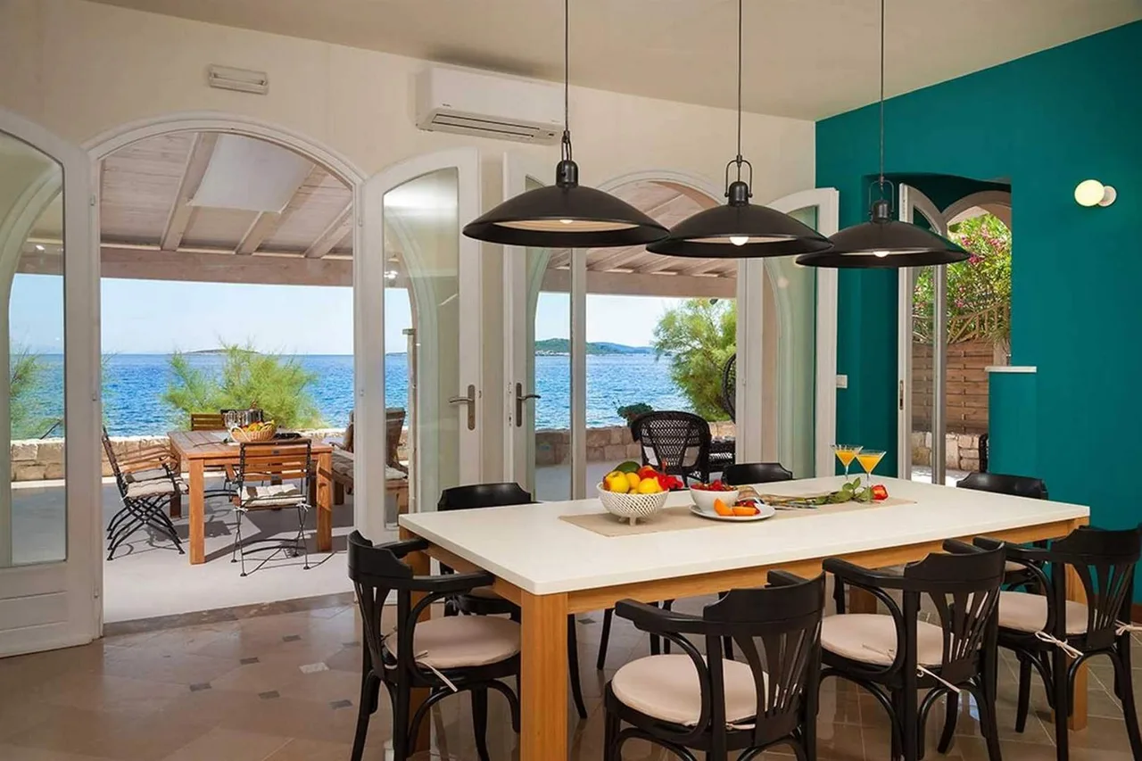 Seafront Villa With Pool And Views photo 4