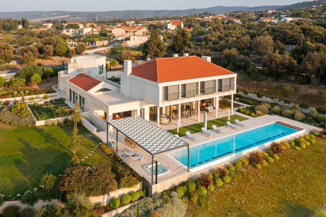 Elegant Escape With Infinity Pool Views photo 2