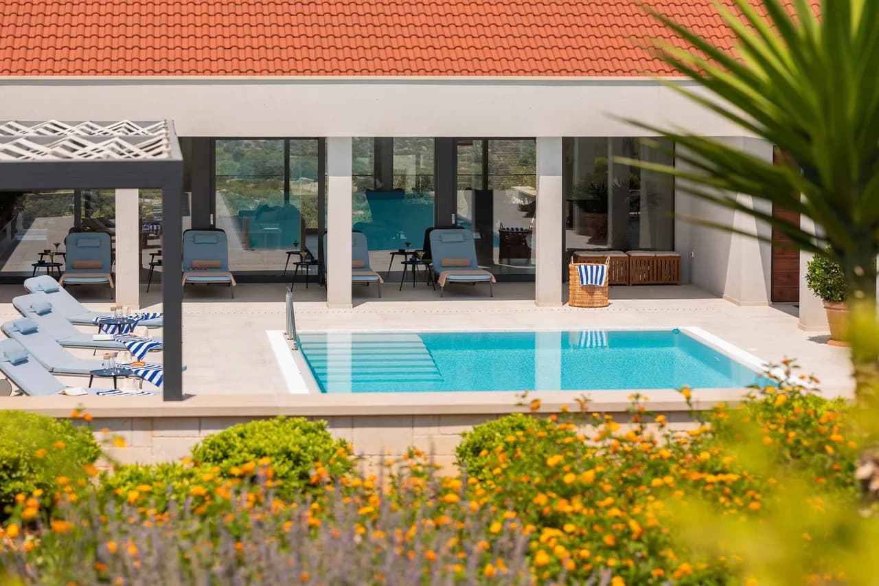 Elegant Escape With Infinity Pool Views photo 3