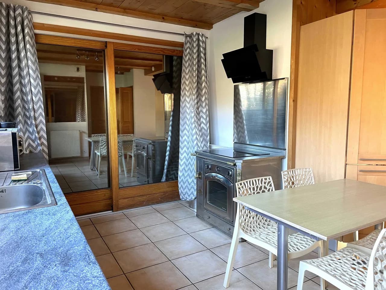 Charming Mountain Apartment Near Ski Lifts photo 3