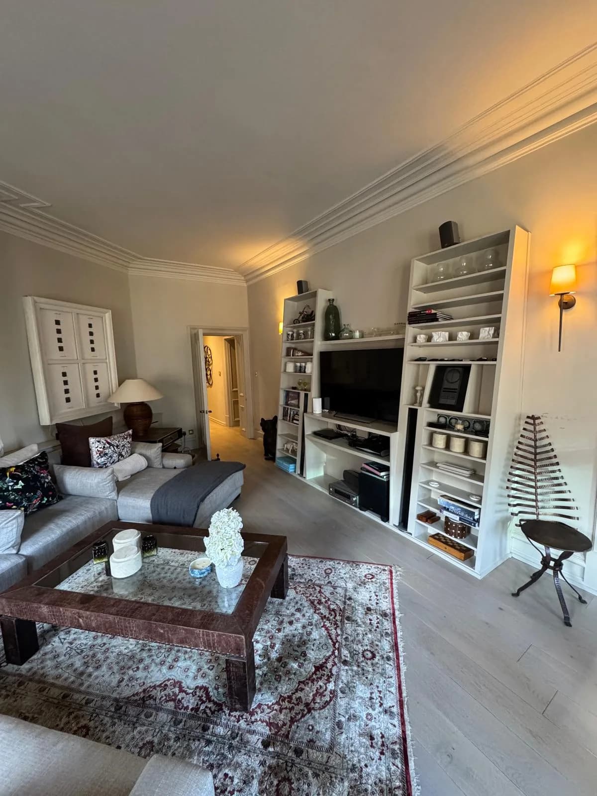 Elegant Three Bedroom Flat in London