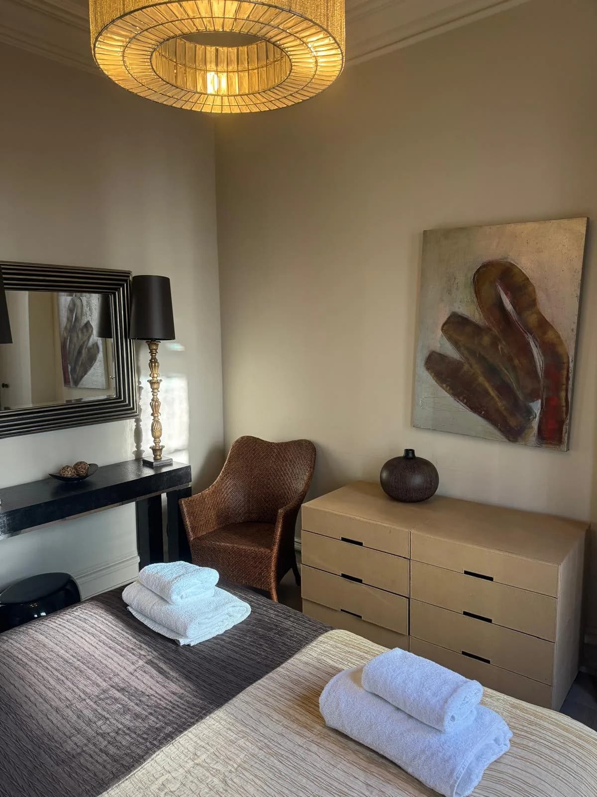 Elegant Three Bedroom Flat in London photo 3