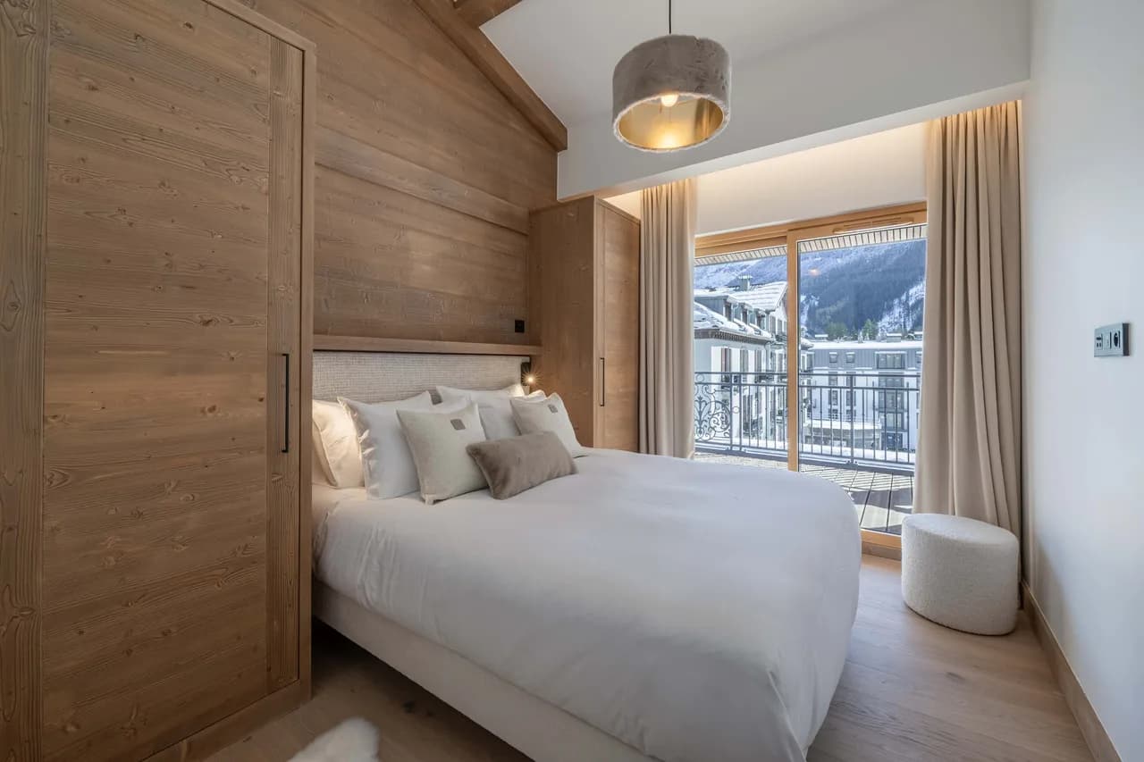 Elegant Modern Penthouse in Alpine Town photo 2