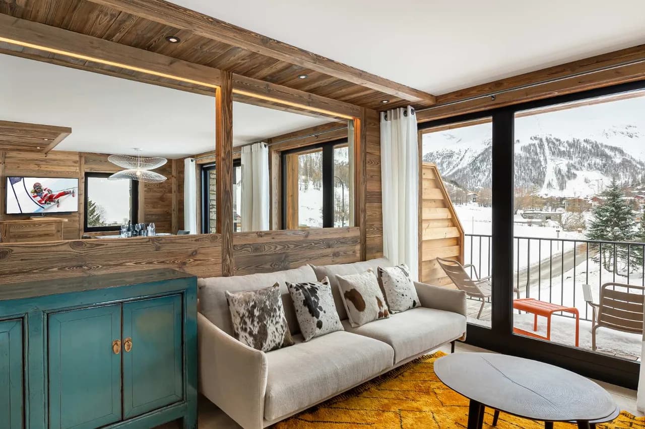 Stylish Alpine Stay With Private Balcony photo 2