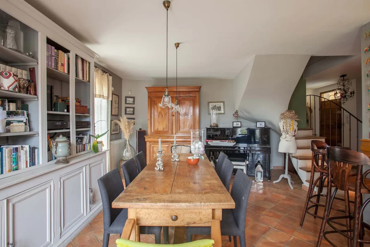 Air-Conditioned Five Bedroom Villa in Roye photo 3