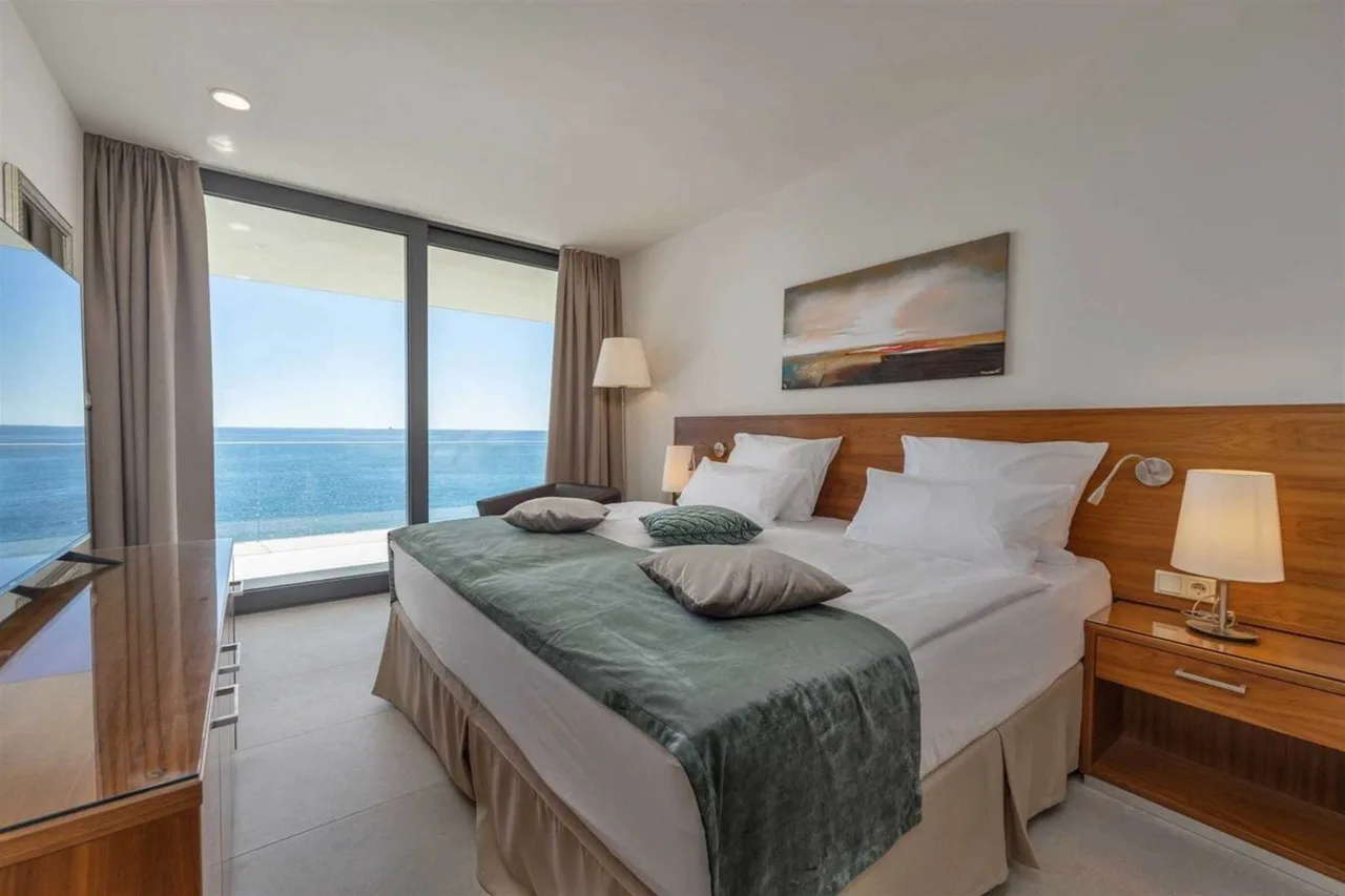 Exclusive Seafront Stay With Panoramic Views photo 3