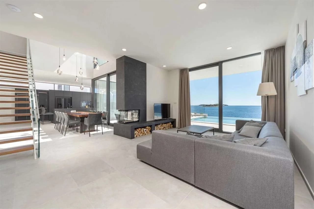 Exclusive Seafront Stay With Panoramic Views photo 4