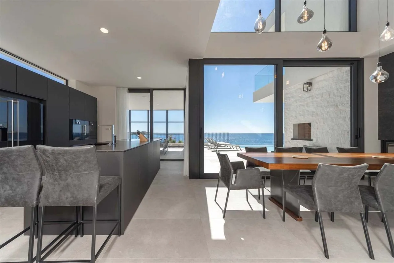 Exclusive Seafront Stay With Panoramic Views photo 5