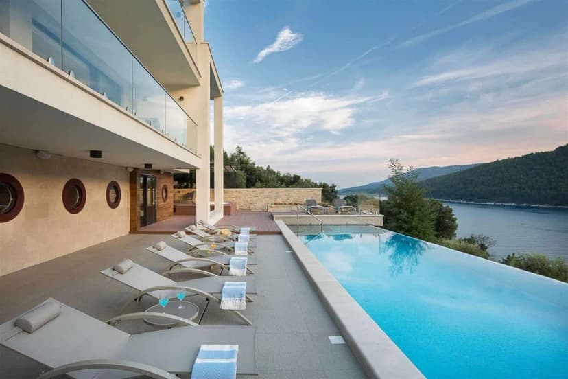 Refined Coastal Retreat With Panoramic Sea