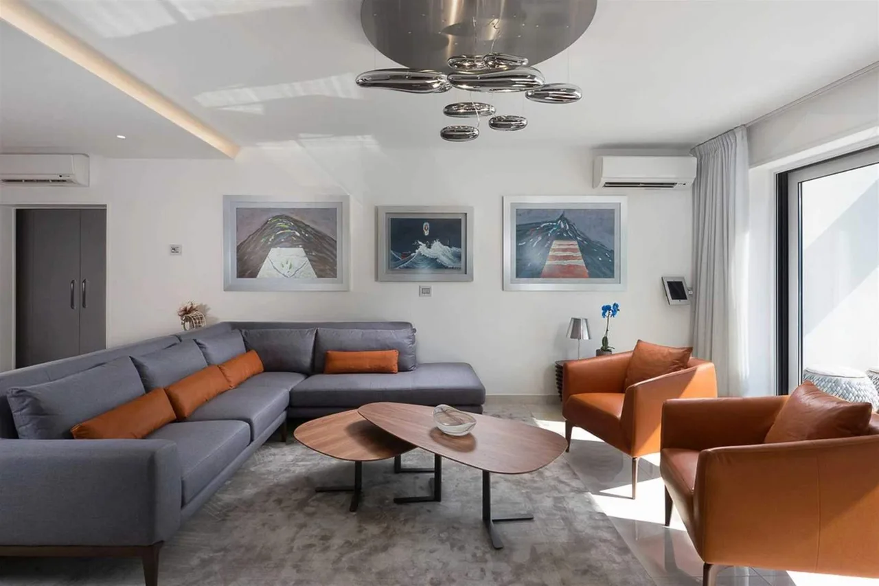 Refined Coastal Retreat With Panoramic Sea photo 2