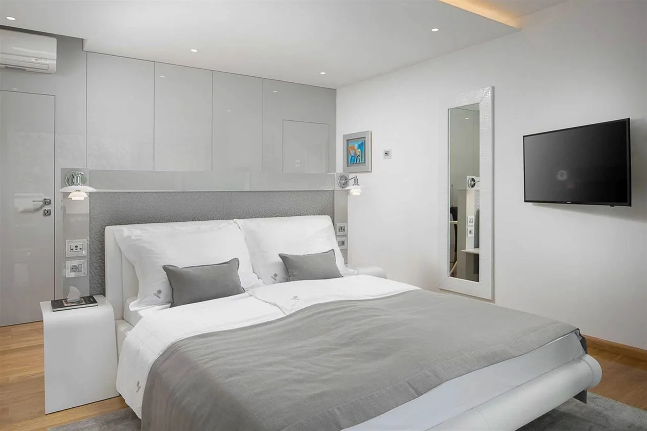 Refined Coastal Retreat With Panoramic Sea photo 3