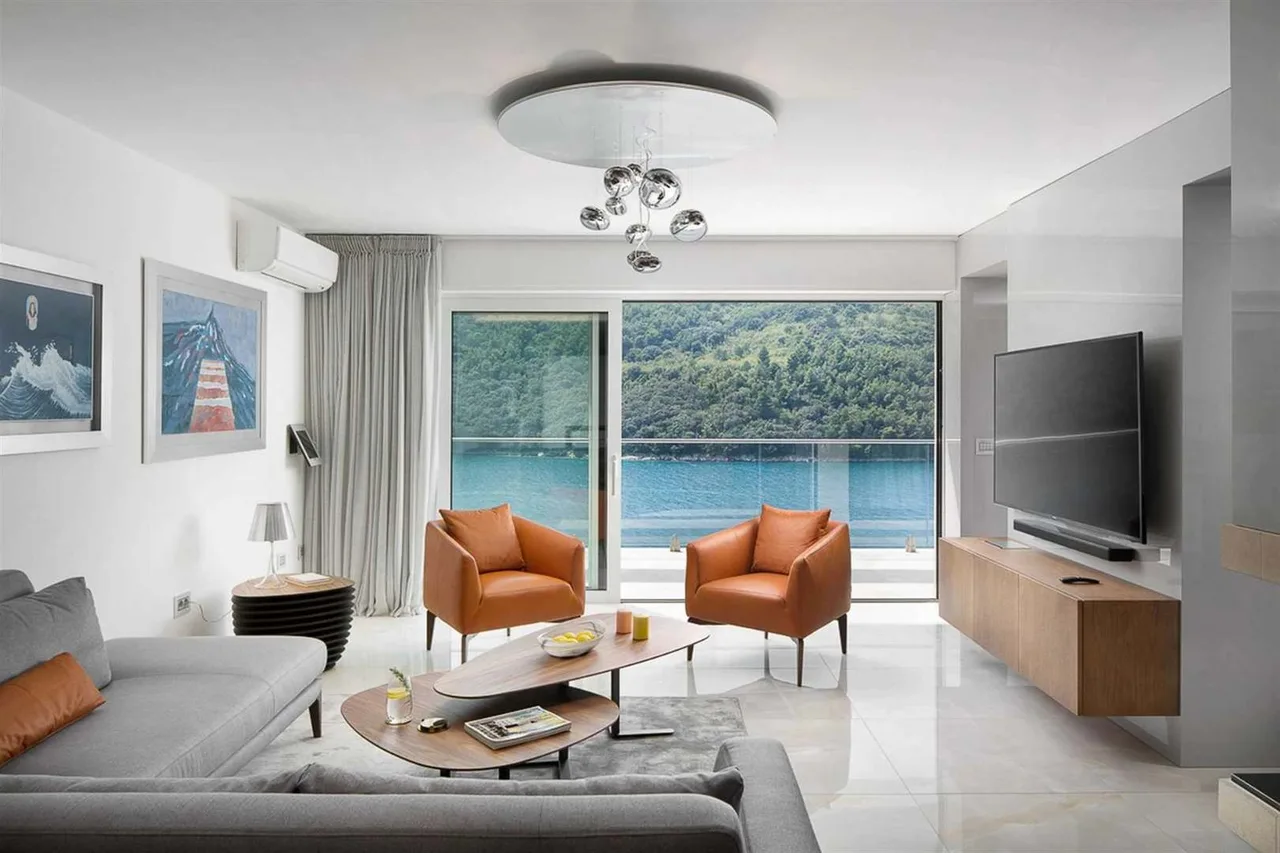 Refined Coastal Retreat With Panoramic Sea photo 4