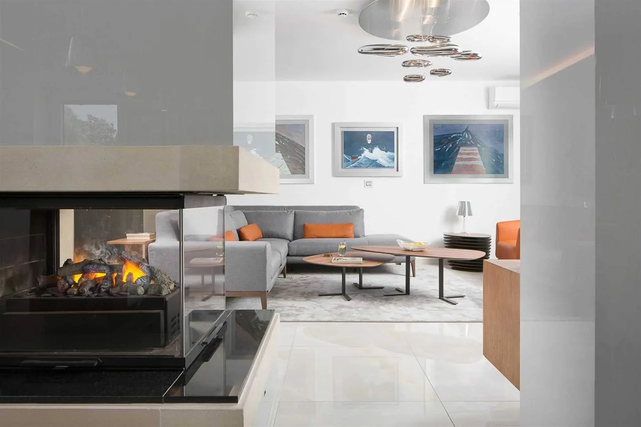 Refined Coastal Retreat With Panoramic Sea photo 5