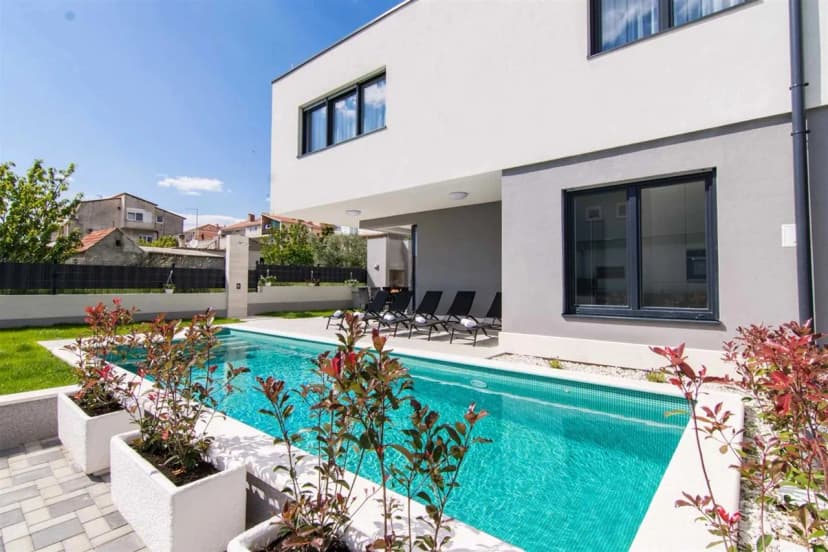 Spacious Coastal Retreat With BBQ