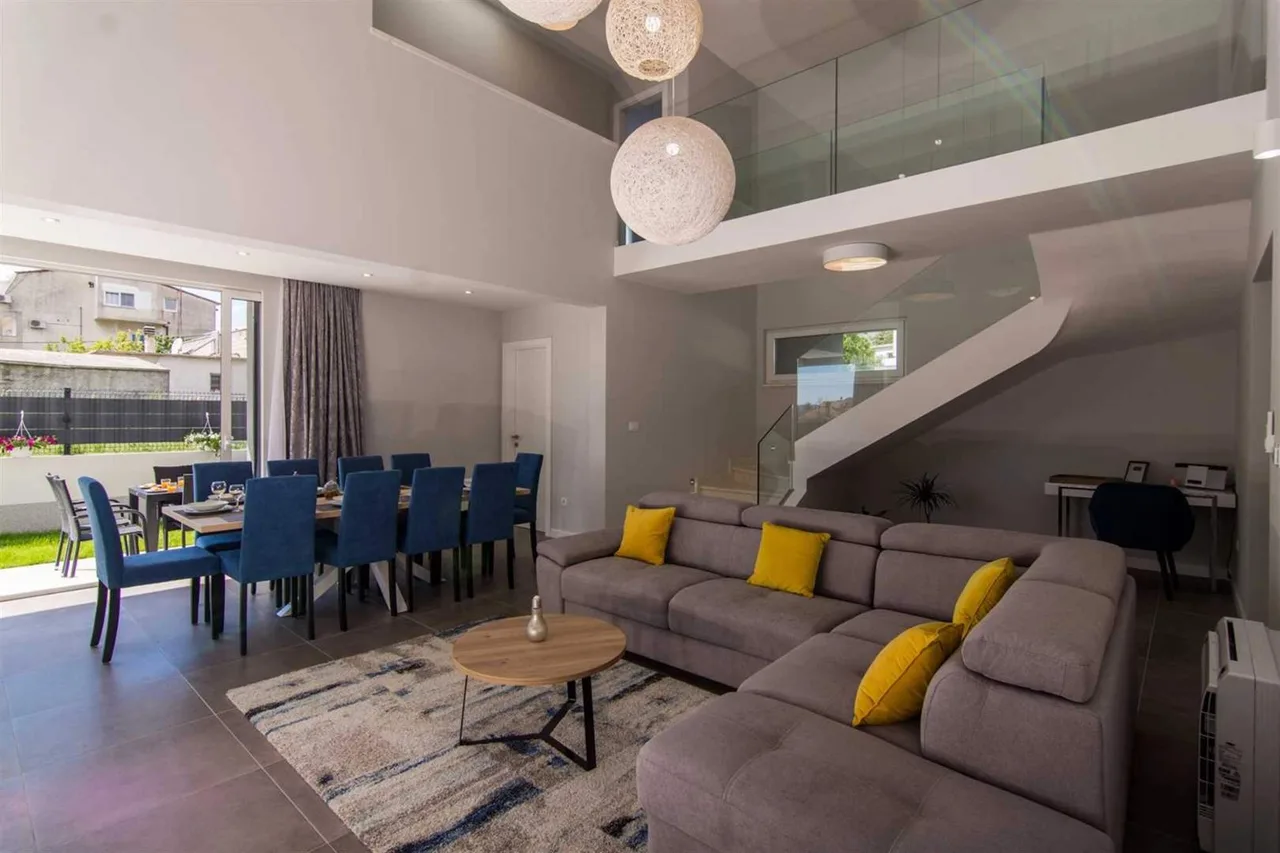 Spacious Coastal Retreat With BBQ photo 2