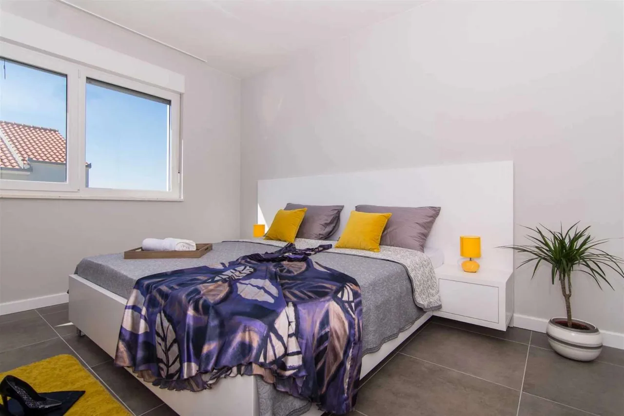 Spacious Coastal Retreat With BBQ photo 3