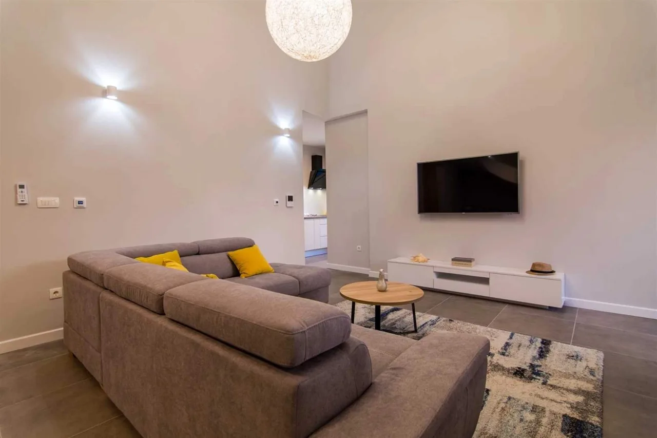 Spacious Coastal Retreat With BBQ photo 4