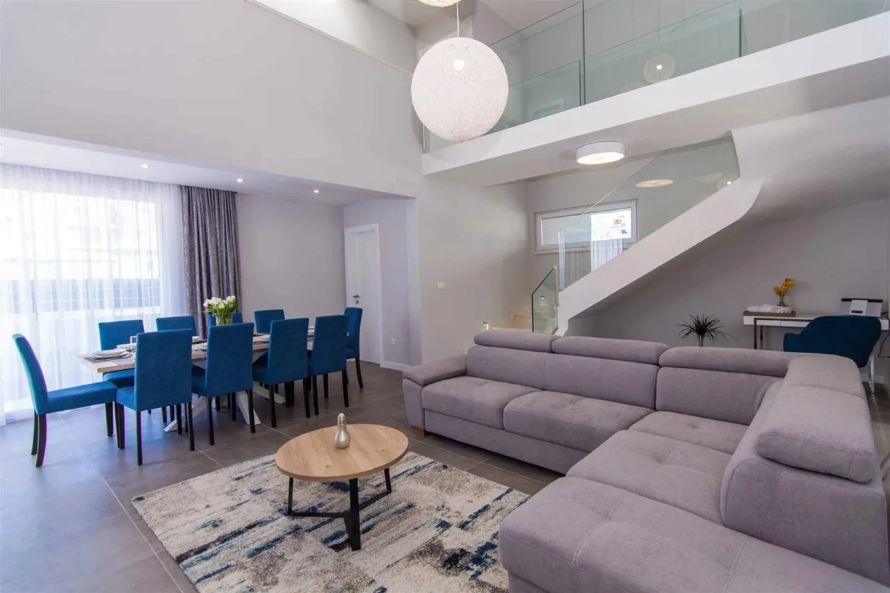Spacious Coastal Retreat With BBQ photo 5