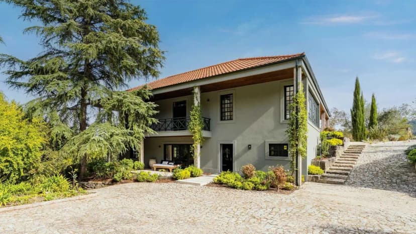 Spacious Douro Retreat With Outdoor Pool