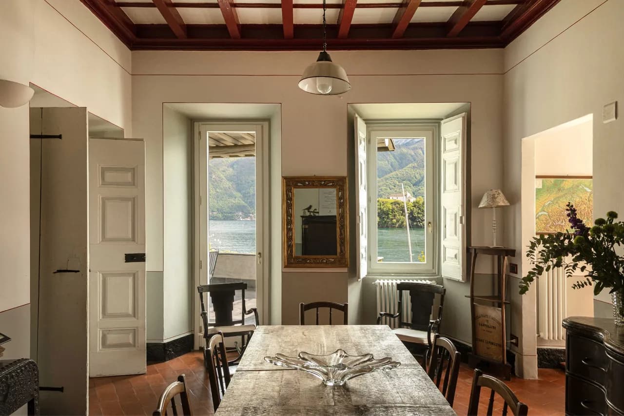 Authentic Italian Villa Directly On Lake photo 4
