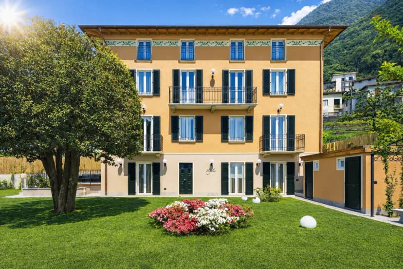 Lakefront Living With Private Garden
