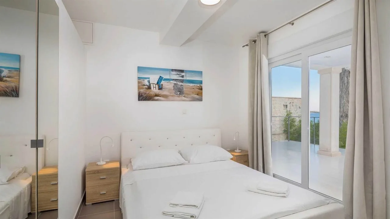 Bright Waterfront Villa With Balconies photo 3