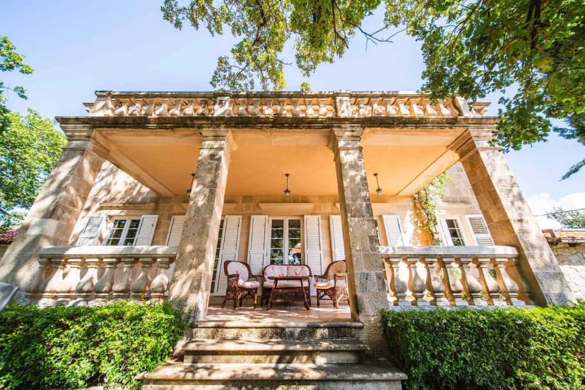 Classic Mediterranean Retreat With Century Trees